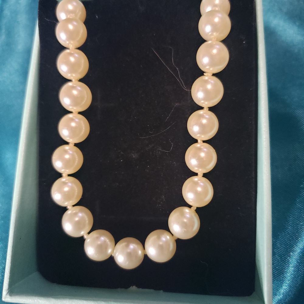 Genuine Mallorca Pearl Necklace 8mm - Picture 3 of 5